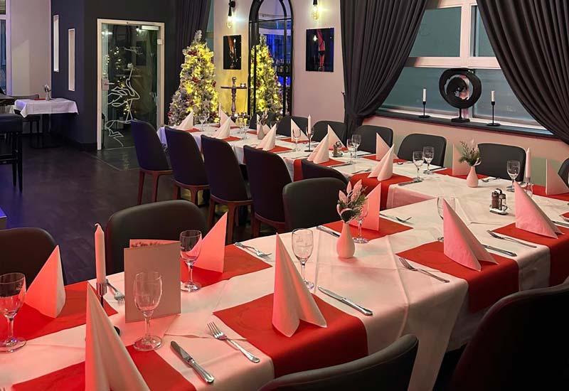 Stilvoll gedeckter Gastraum mit festlich dekorierten Tischen im Restaurant Storchennest Bensheim – ideal für Feiern, Events und besondere Anlässe