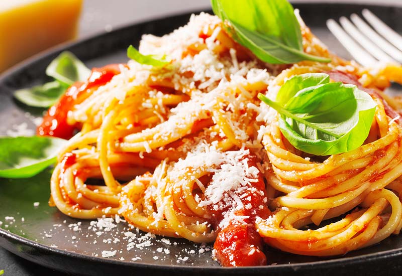 Frisch zubereitete Spaghetti mit Tomatensauce, Parmesan und Basilikum im Restaurant Storchennest Bensheim – italienische Pasta mit authentischem Geschmack